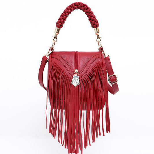 One-shoulder diagonal woven fringe handbag