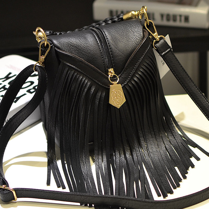 One-shoulder diagonal woven fringe handbag